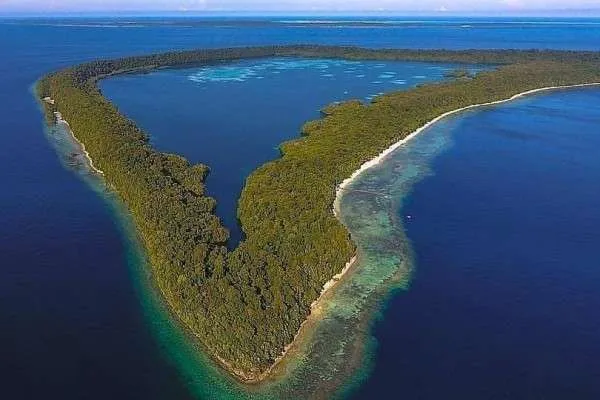 Kakaban Island
